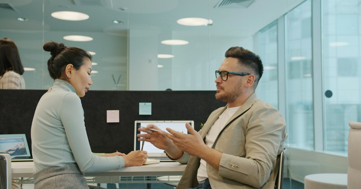 Effective leadership communication: a leader explaining expectations in a one-on-one conversation with a team member